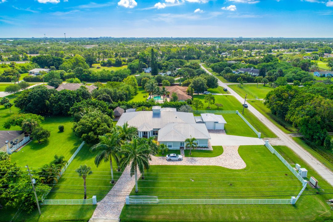 Vendido Recientemente: $1,299,000 (6 camas, 5 baños, 4910 Pies cuadrados)