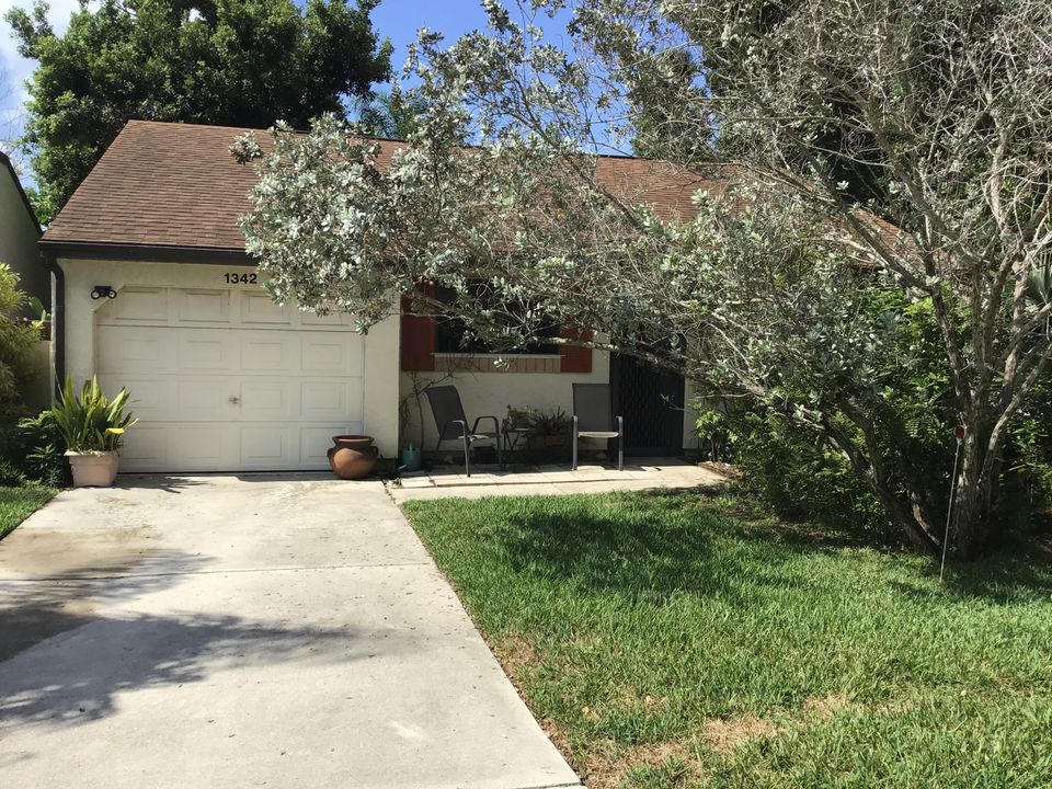 Recently Sold: $129,900 (2 beds, 1 baths, 813 Square Feet)