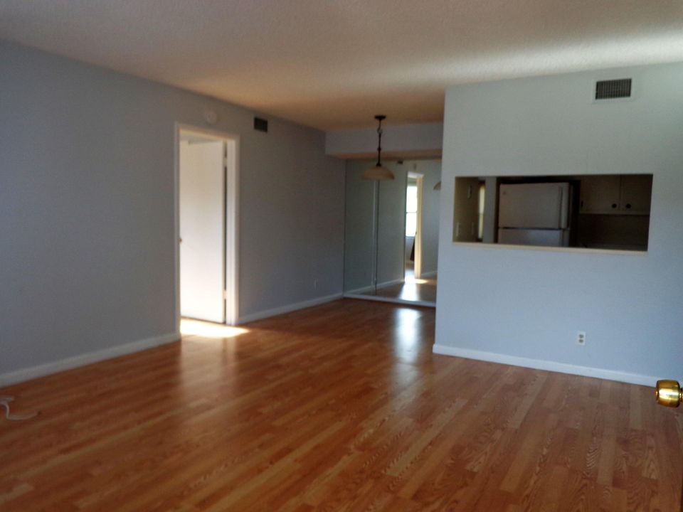 Active With Contract: $1,250 (2 beds, 2 baths, 815 Square Feet)
