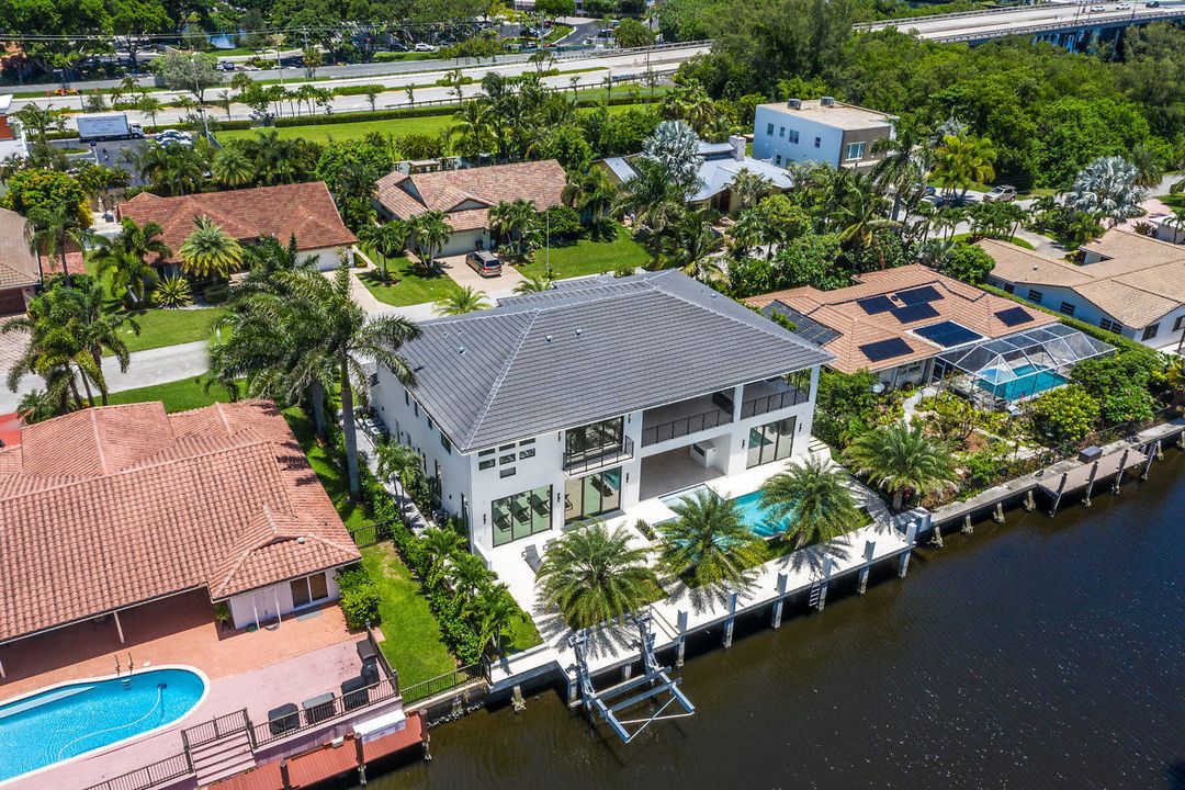 Recently Sold: $4,150,000 (5 beds, 5 baths, 5867 Square Feet)