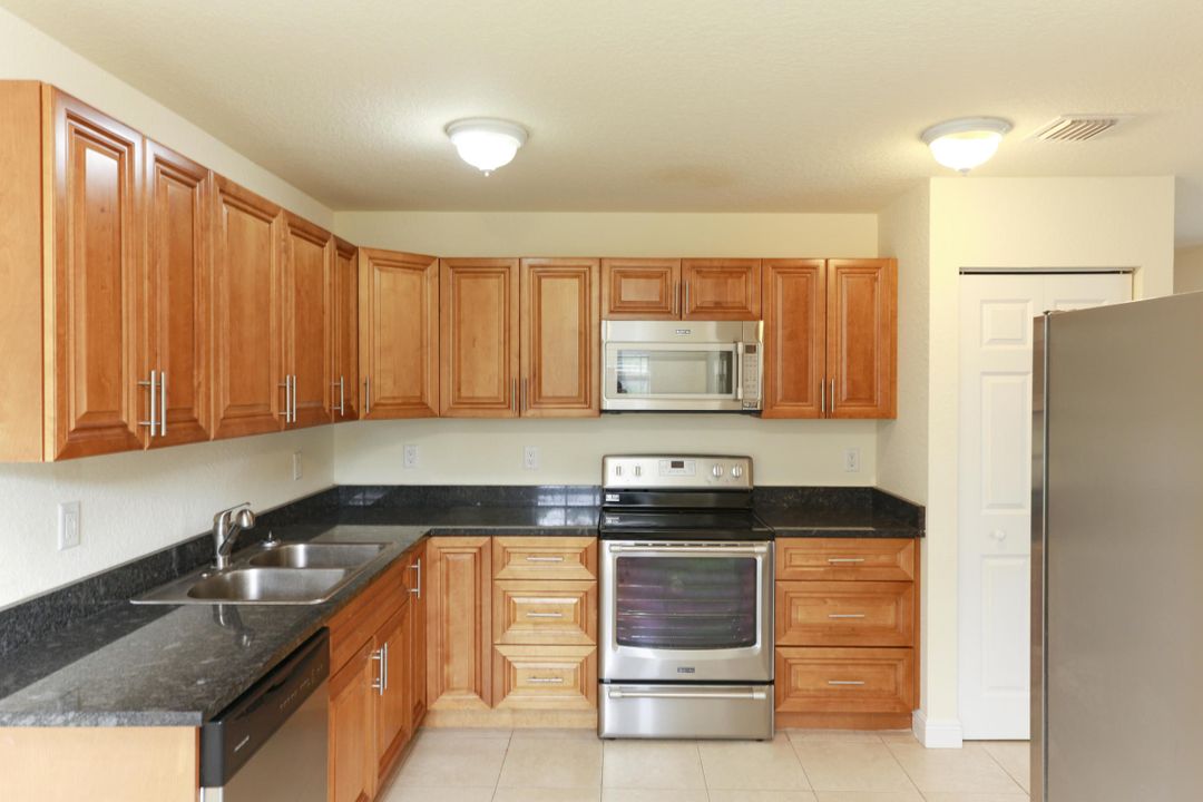 Recently Rented: $1,795 (2 beds, 1 baths, 973 Square Feet)