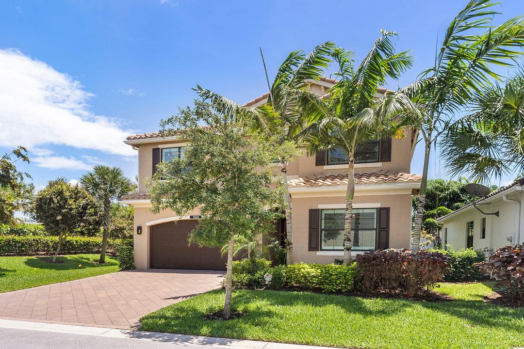 Recently Sold: $614,000 (4 beds, 3 baths, 2656 Square Feet)