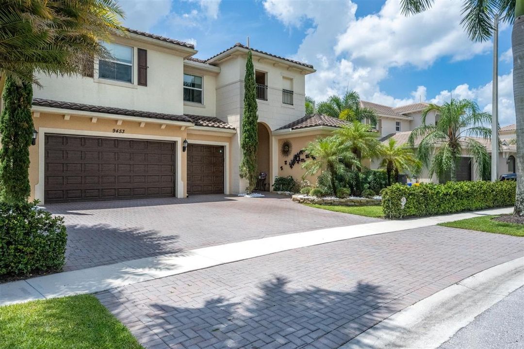 Recently Sold: $849,900 (6 beds, 5 baths, 4283 Square Feet)