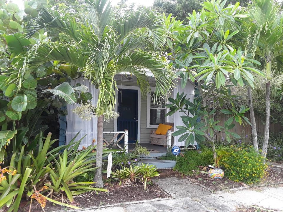 Recently Rented: $1,450 (2 beds, 1 baths, 640 Square Feet)