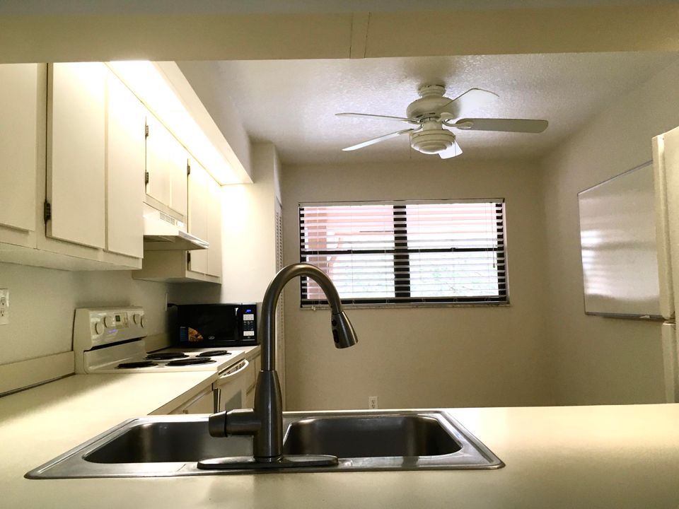 Vendido Recientemente: $159,800 (2 camas, 2 baños, 1300 Pies cuadrados)