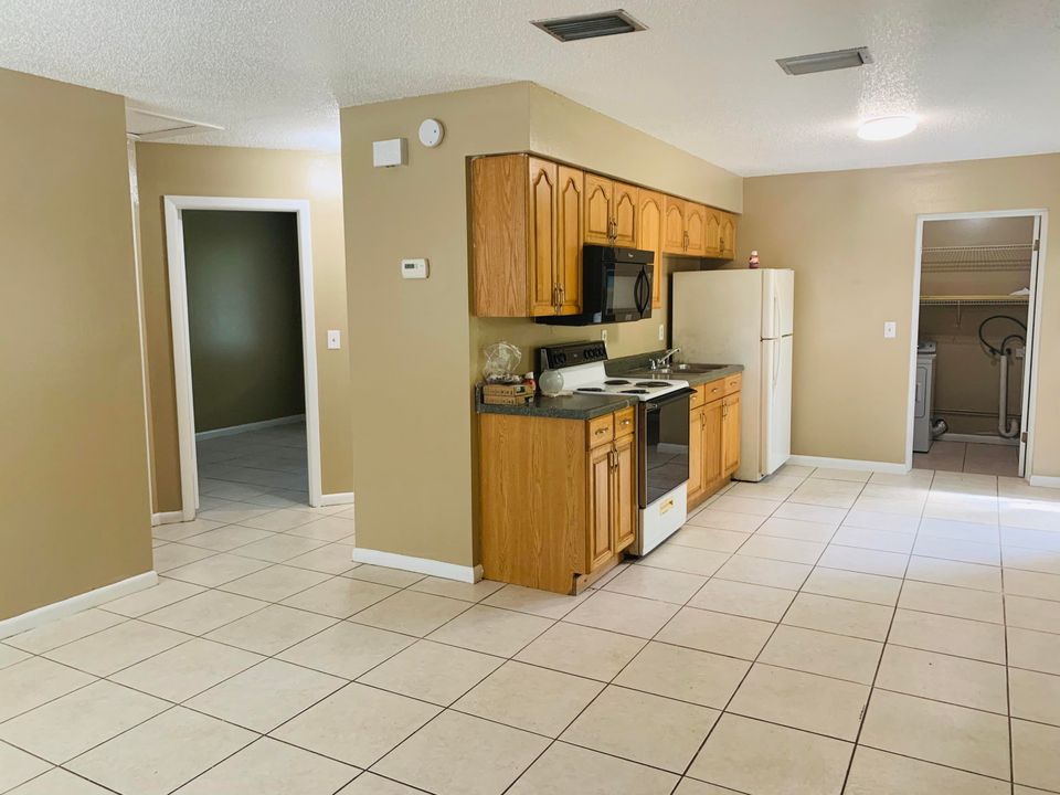 Recently Rented: $900 (2 beds, 1 baths, 950 Square Feet)