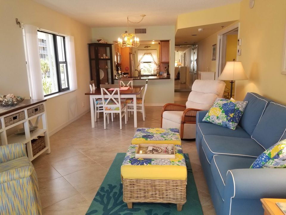 Vendido Recientemente: $360,000 (2 camas, 2 baños, 1126 Pies cuadrados)