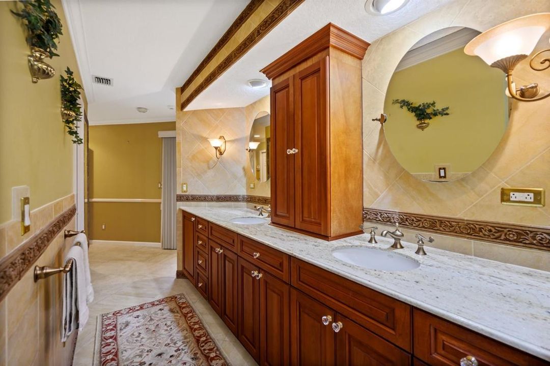 最近售出: $695,000 (4 贝兹, 3 浴室, 3804 平方英尺)