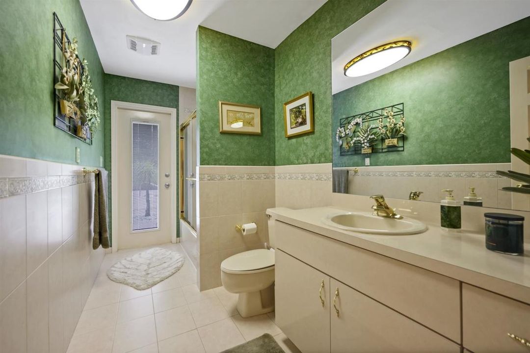 最近售出: $695,000 (4 贝兹, 3 浴室, 3804 平方英尺)