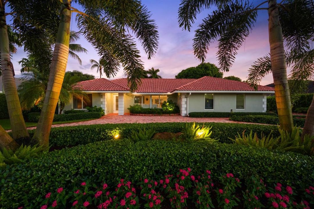 Recently Sold: $999,000 (4 beds, 3 baths, 2811 Square Feet)