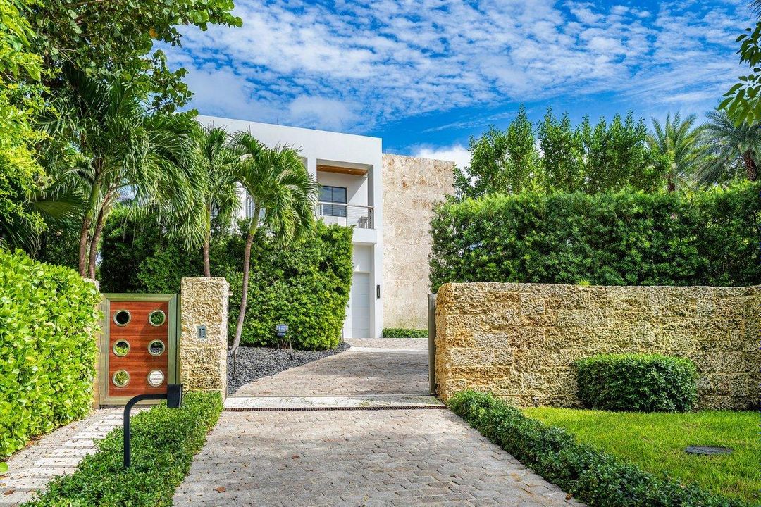 Vendido Recientemente: $26,995,000 (7 camas, 9 baños, 12517 Pies cuadrados)