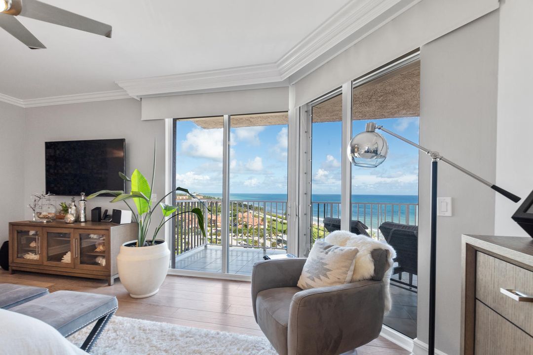 Recently Sold: $1,995,000 (3 beds, 3 baths, 2936 Square Feet)