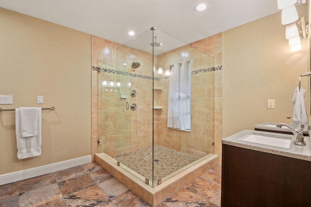 Недавно продано: $625,000 (4 спален, 2 ванн, 2326 Квадратных фут)