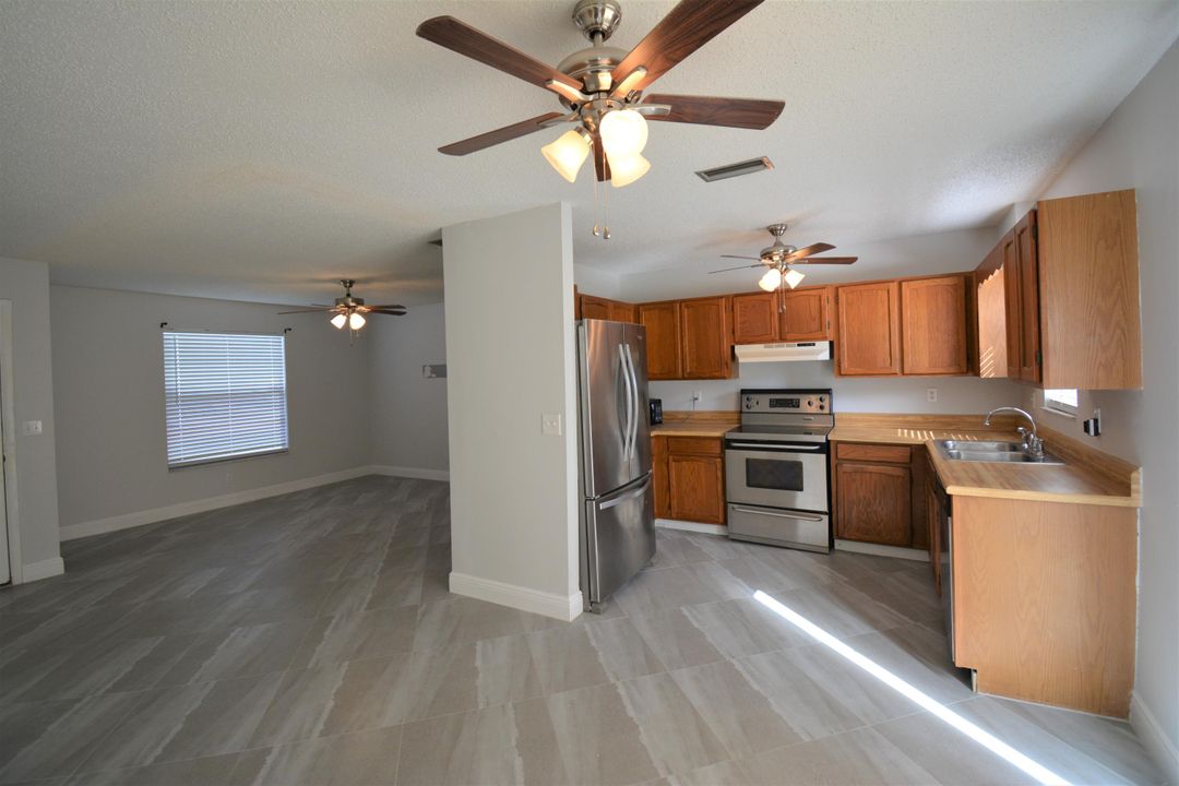 最近售出: $199,995 (2 贝兹, 2 浴室, 994 平方英尺)