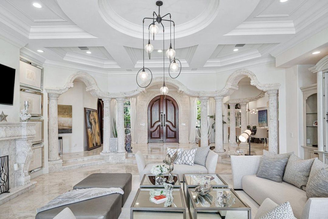 Recently Sold: $12,995,000 (5 beds, 5 baths, 5813 Square Feet)