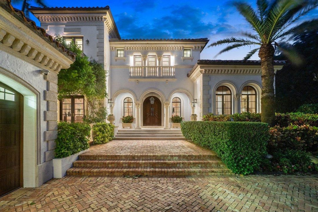 Recently Sold: $12,995,000 (5 beds, 5 baths, 5813 Square Feet)