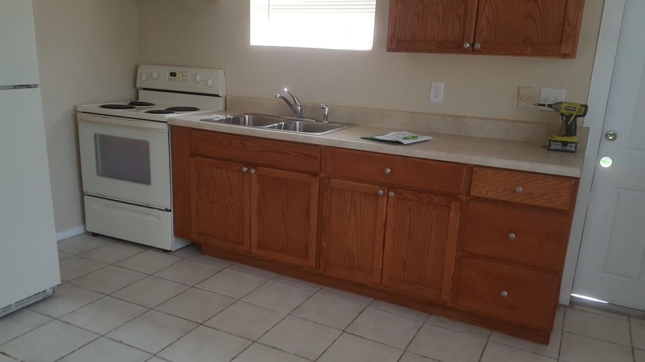 Recently Rented: $995 (2 beds, 1 baths, 900 Square Feet)