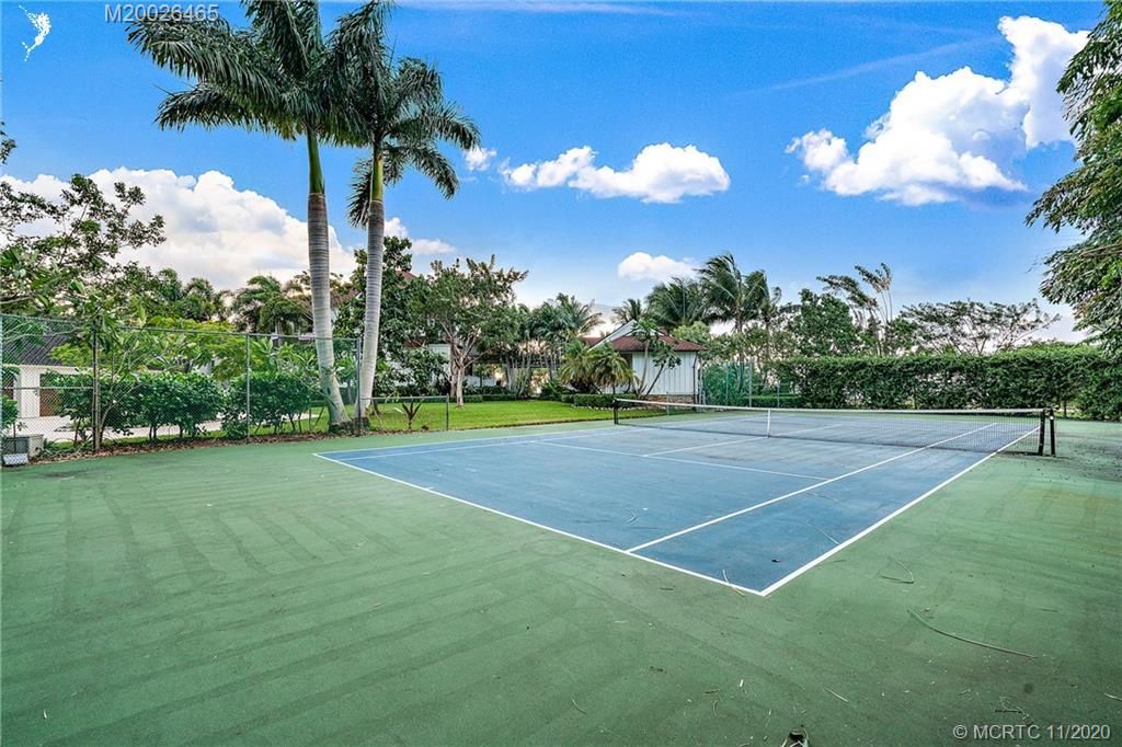 Recently Sold: $3,250,000 (5 beds, 5 baths, 5894 Square Feet)