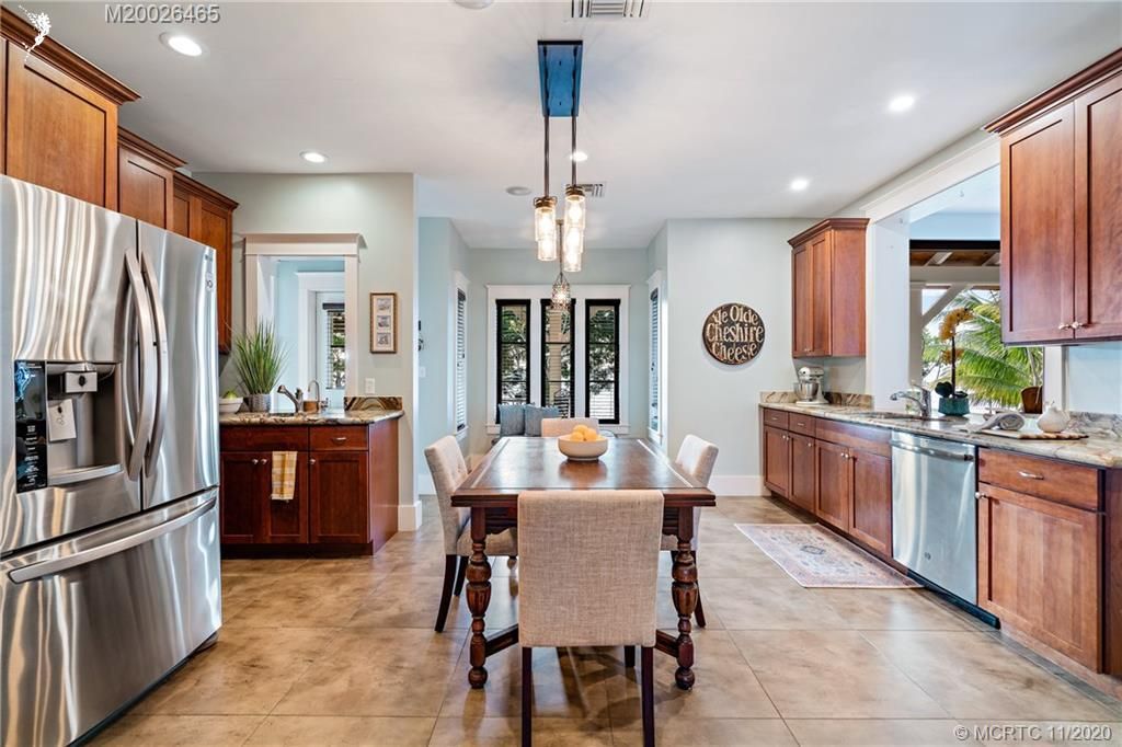 Recently Sold: $3,250,000 (5 beds, 5 baths, 5894 Square Feet)