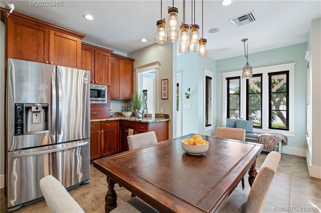 Recently Sold: $3,250,000 (5 beds, 5 baths, 5894 Square Feet)