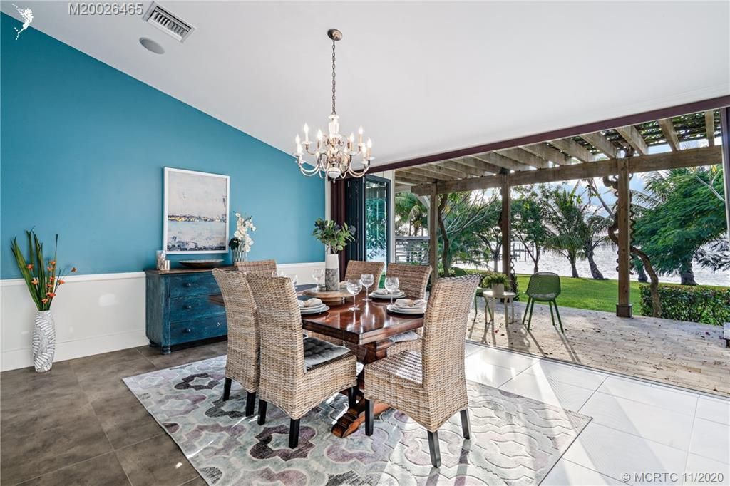 Recently Sold: $3,250,000 (5 beds, 5 baths, 5894 Square Feet)