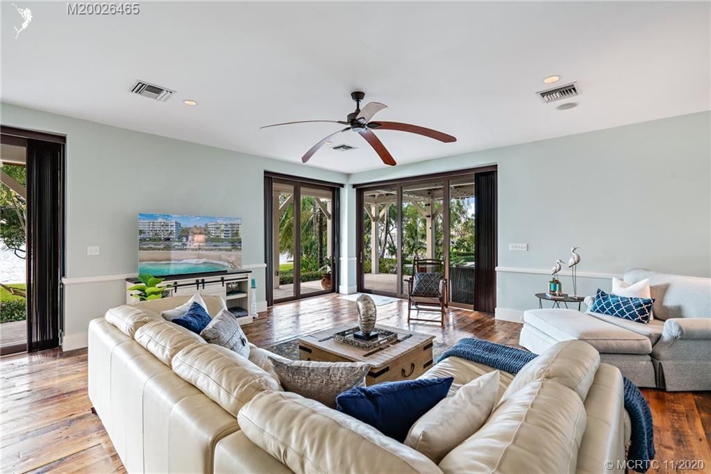 Recently Sold: $3,250,000 (5 beds, 5 baths, 5894 Square Feet)