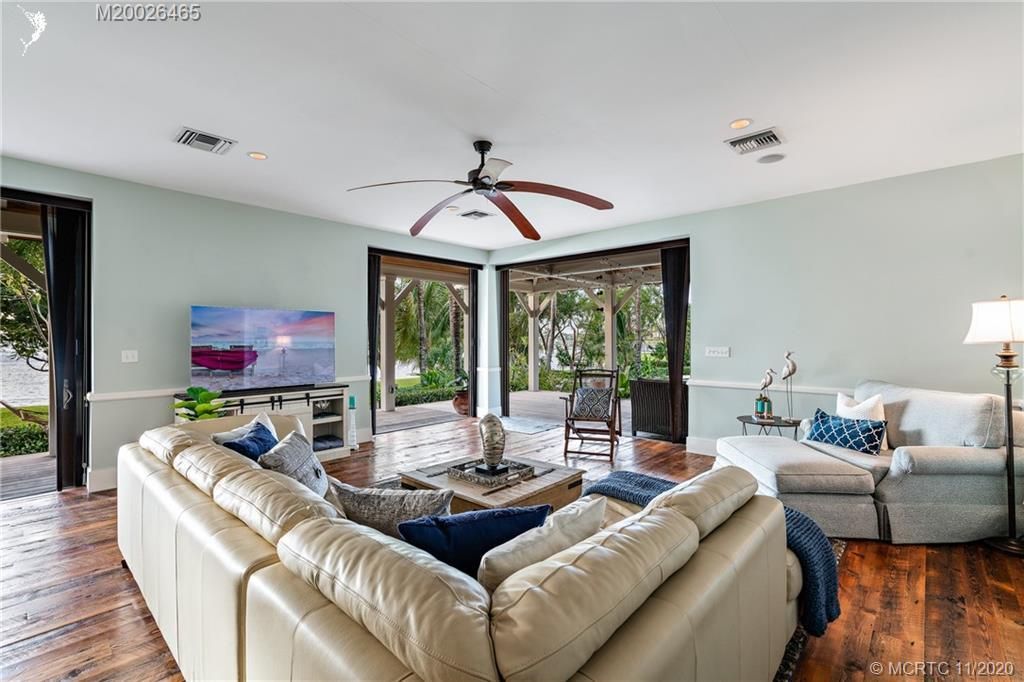 Recently Sold: $3,250,000 (5 beds, 5 baths, 5894 Square Feet)