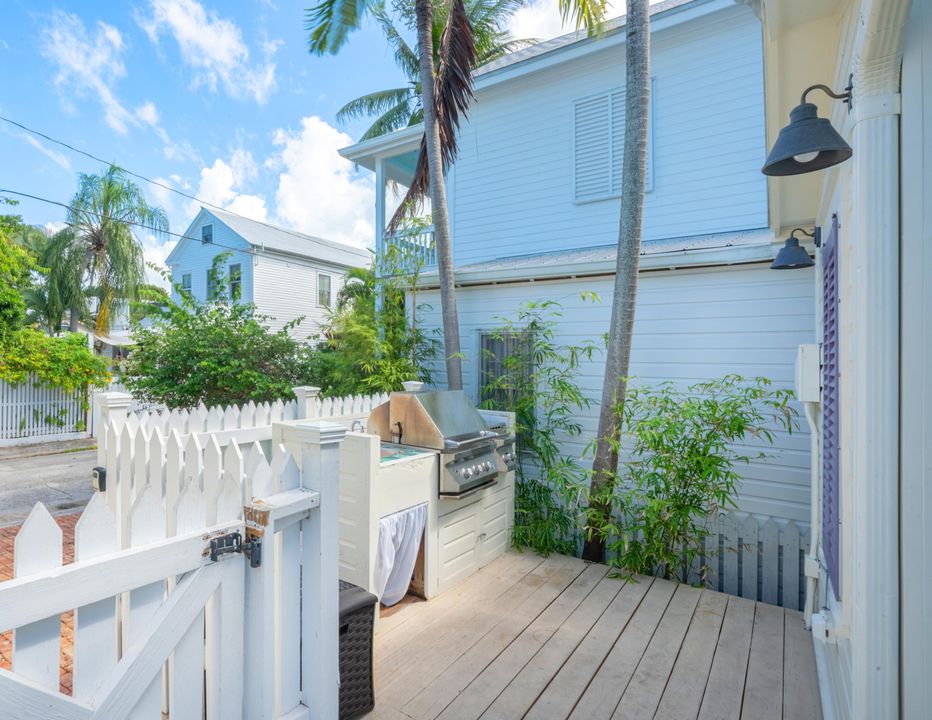 Recently Sold: $1,600,000 (3 beds, 2 baths, 1385 Square Feet)