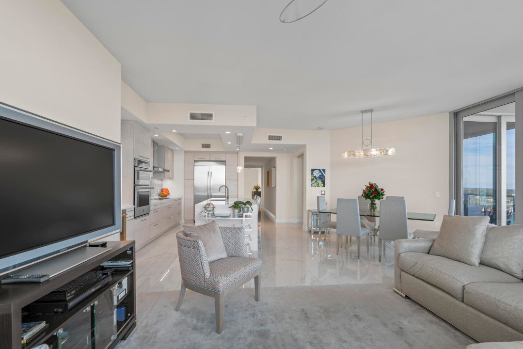 Recently Sold: $1,325,000 (2 beds, 2 baths, 1959 Square Feet)