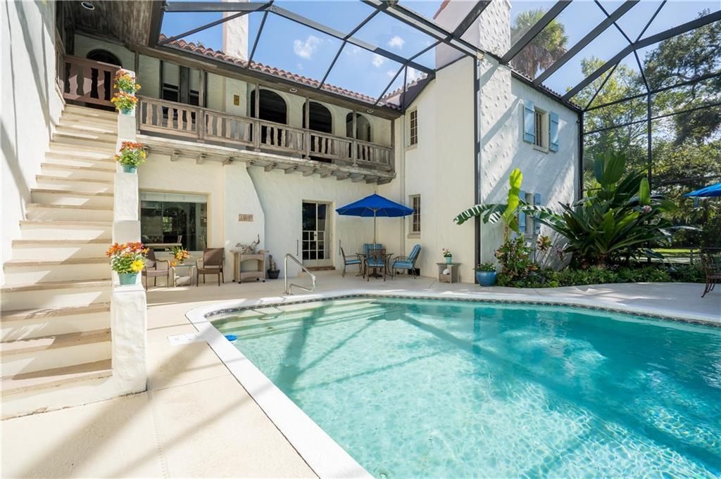 Recently Sold: $2,495,000 (5 beds, 6 baths, 6443 Square Feet)