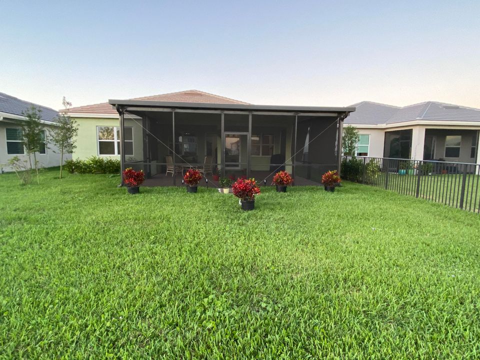 Recently Sold: $378,000 (2 beds, 2 baths, 1444 Square Feet)