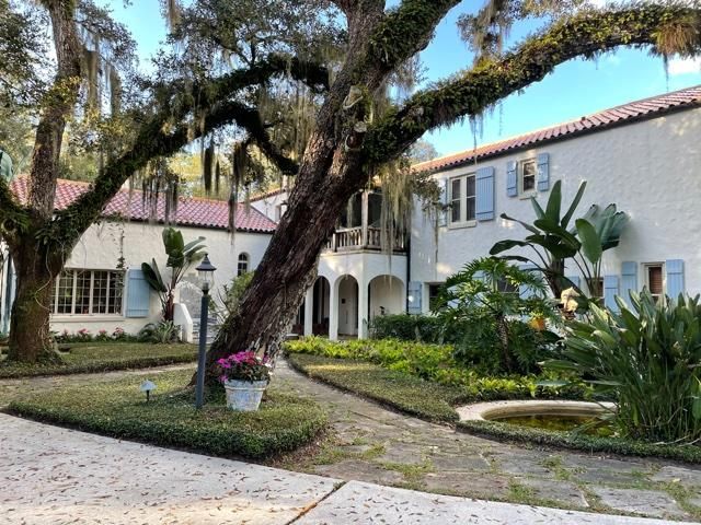 Recently Sold: $2,495,000 (5 beds, 6 baths, 6443 Square Feet)
