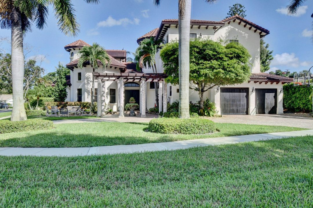 Recently Sold: $2,350,000 (8 beds, 6 baths, 5649 Square Feet)
