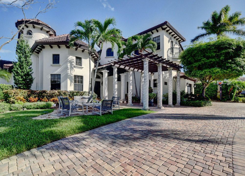 Recently Sold: $2,350,000 (8 beds, 6 baths, 5649 Square Feet)