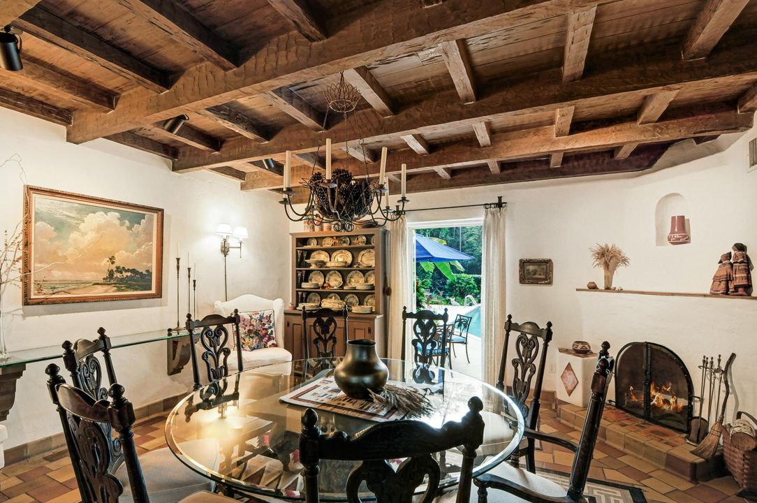 Vendido Recientemente: $2,495,000 (5 camas, 6 baños, 6443 Pies cuadrados)