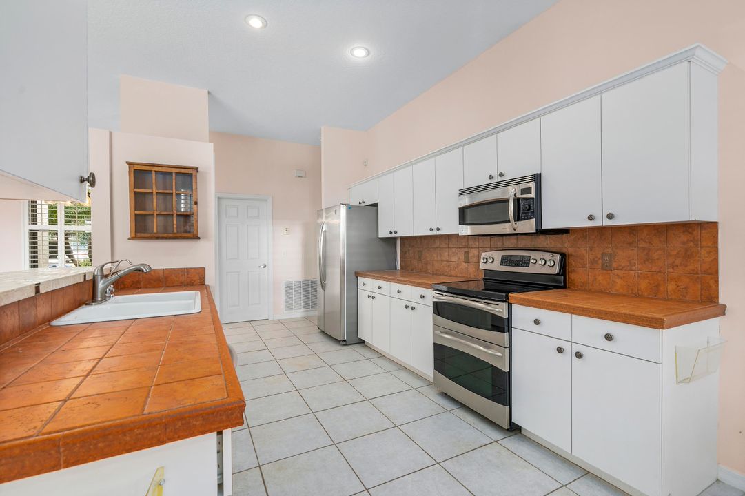 Recently Sold: $400,000 (3 beds, 2 baths, 1678 Square Feet)