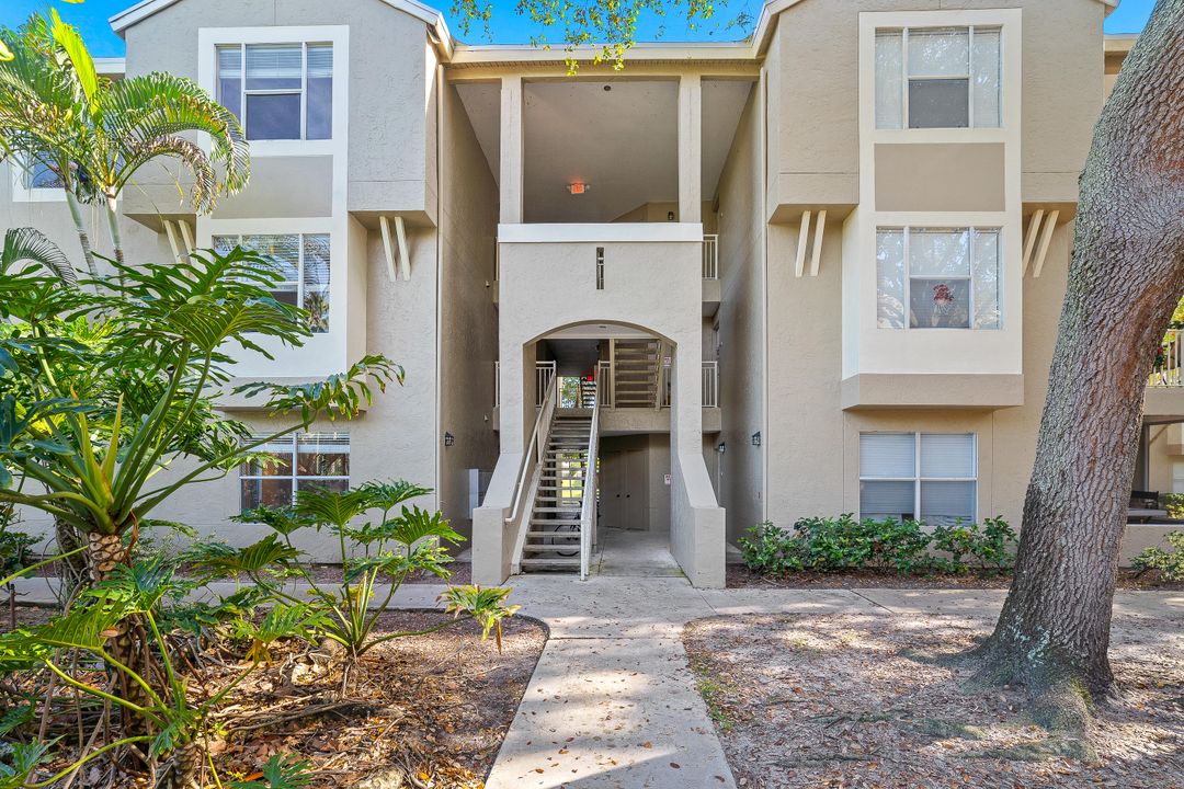 最近售出: $159,000 (2 贝兹, 2 浴室, 946 平方英尺)