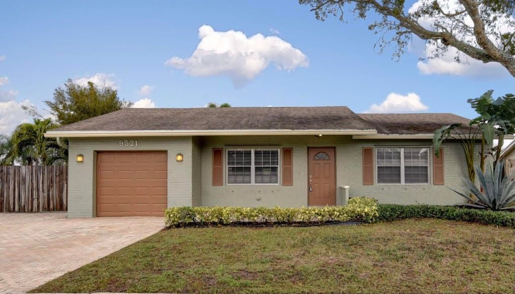 Recently Sold: $370,000 (3 beds, 2 baths, 1745 Square Feet)