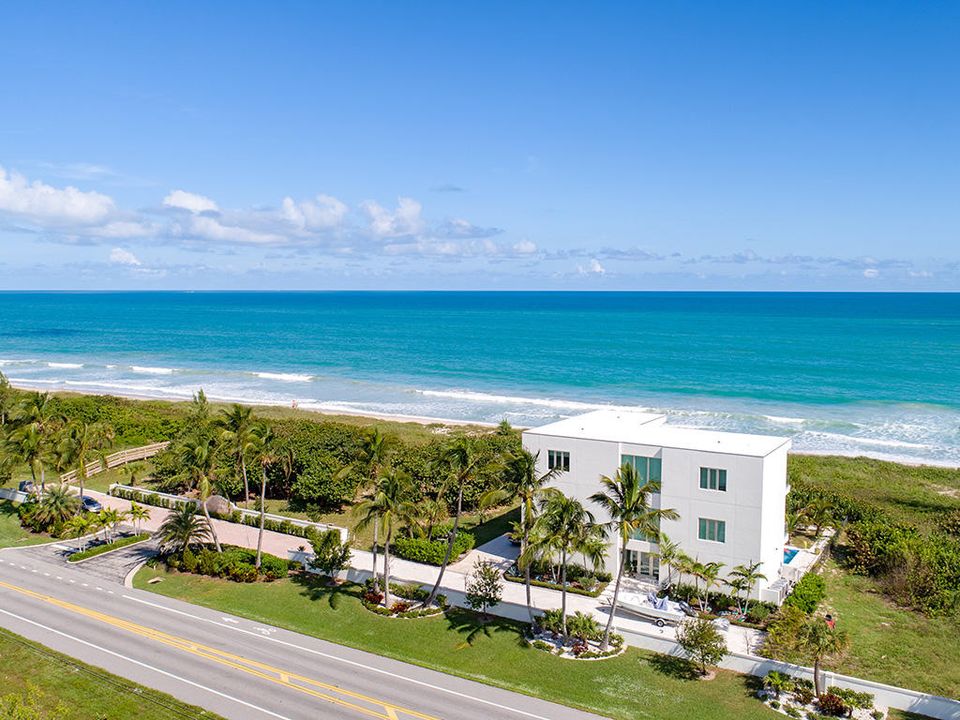 Recently Sold: $4,200,000 (4 beds, 5 baths, 5216 Square Feet)