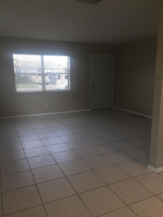 Recently Rented: $1,700 (2 beds, 1 baths, 864 Square Feet)