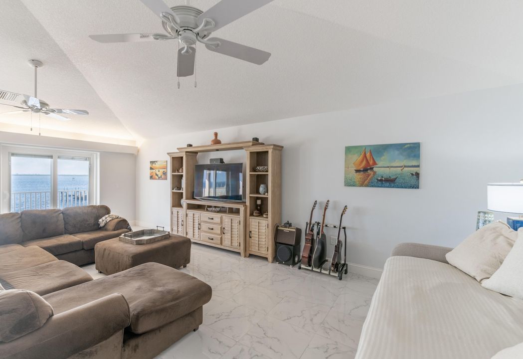 Recently Sold: $695,000 (2 beds, 2 baths, 2526 Square Feet)