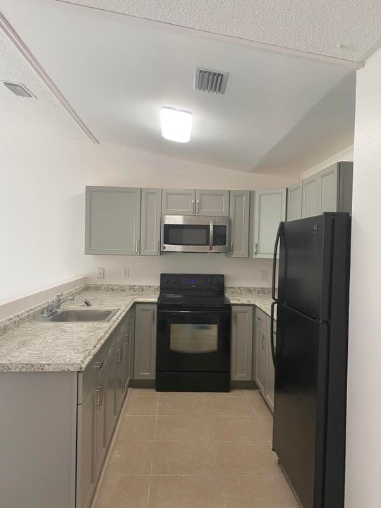 Recently Rented: $1,250 (2 beds, 1 baths, 940 Square Feet)