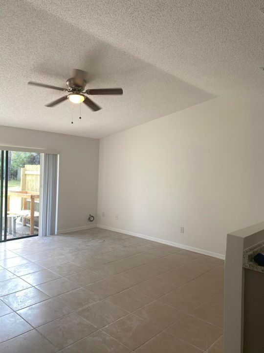 Recently Rented: $1,250 (2 beds, 1 baths, 940 Square Feet)