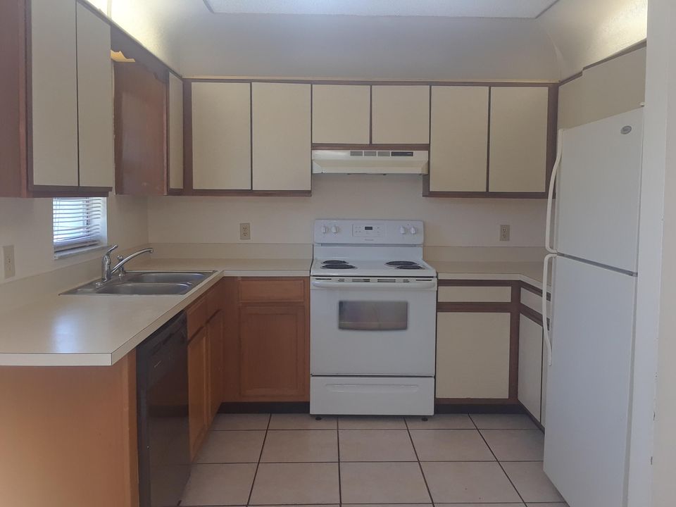 Recently Rented: $900 (2 beds, 1 baths, 900 Square Feet)