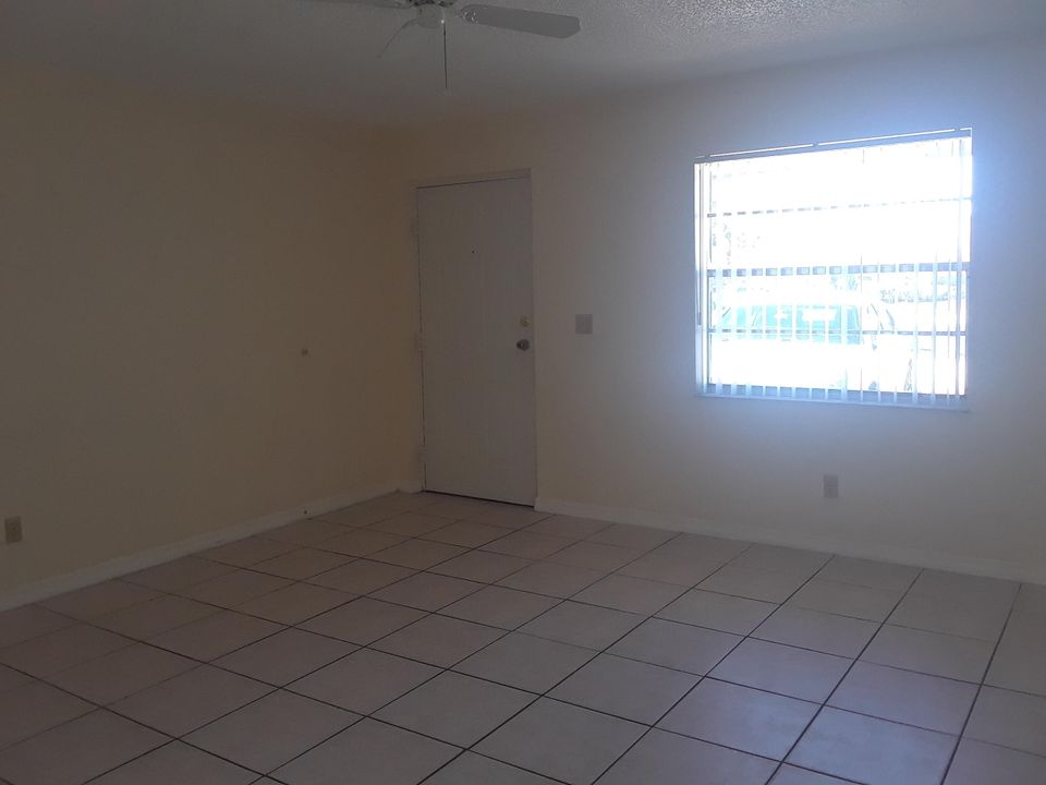 Recently Rented: $900 (2 beds, 1 baths, 900 Square Feet)