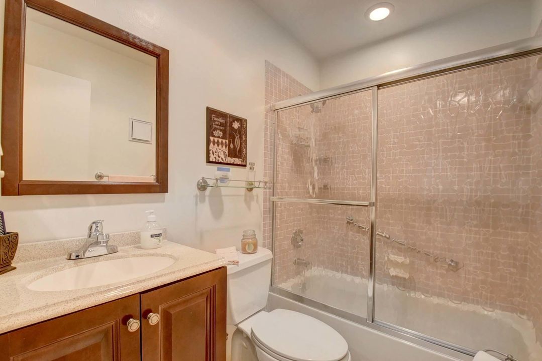 最近售出: $215,000 (3 贝兹, 2 浴室, 1393 平方英尺)
