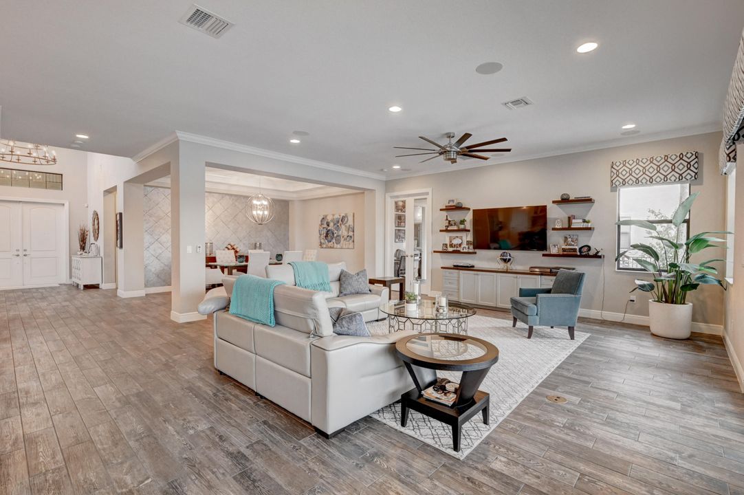 Recently Sold: $990,000 (5 beds, 5 baths, 4383 Square Feet)