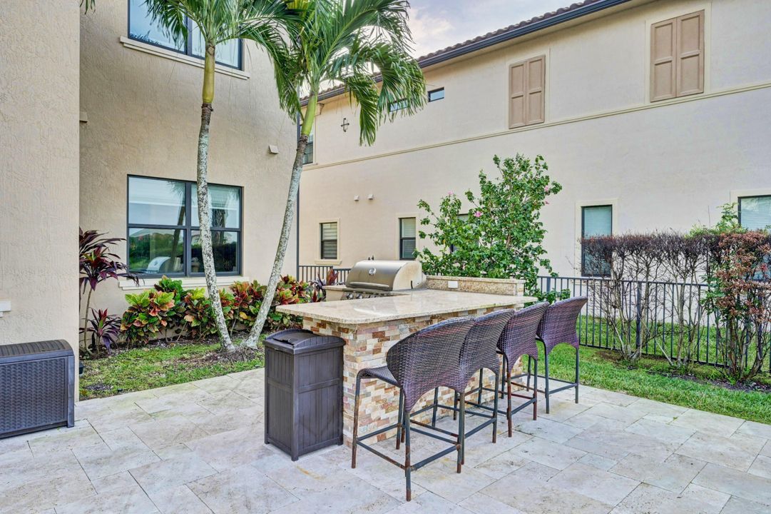 Recently Sold: $990,000 (5 beds, 5 baths, 4383 Square Feet)