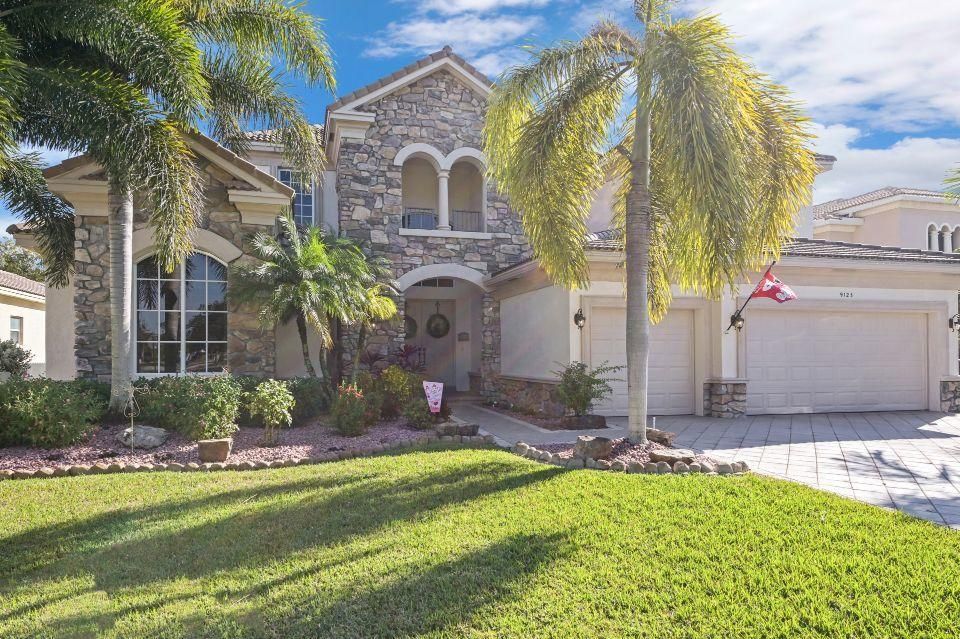 Recently Sold: $720,000 (5 beds, 4 baths, 4074 Square Feet)