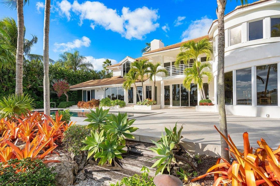 Recently Sold: $3,950,000 (4 beds, 4 baths, 5360 Square Feet)